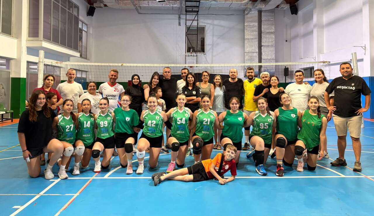 Muğlaspor Voleybol’da Renkli Gece: Yıldız Kızlar Babalarını Devirdi, Tatlı Yiyip Tatlı Bağladılar 2